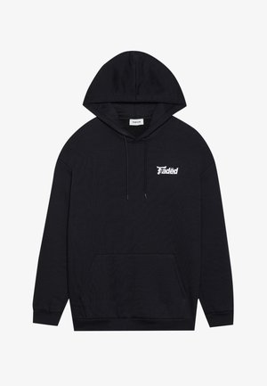 Hanorac negru dintr-un material moale, având o buzunar frontal tip kangaroo, mansete strâmte și un logo alb "Faded" pe partea stângă a pieptului.