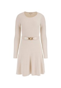 Robe en maille côtelée crème avec manches longues, jupe évasée et ceinture assortie avec une boucle logo dorée à la taille. Texture lisse.