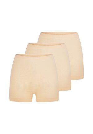 Drei beige nahtlose, weiche Shorts-Unterhosen diagonal auf einem weißen Hintergrund gestapelt.