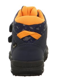 Námořnické modré dětské boty s oranžovými akcenty a texturovaným síťovaným límcem; obsahují látku s hvězdičkovým vzorem, suché zipy a gumovou podrážku.