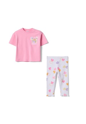 Rosa kurzärmliges Kleinkindshirt mit einer Zeichentrickmaus und Herzen, kombiniert mit weißen, gerippten Leggings mit bunten Herzmustern.