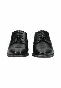 Zapatos negros de cordones con un empeine de cuero liso, un patrón perforado texturizado en la punta y una suela de goma duradera.