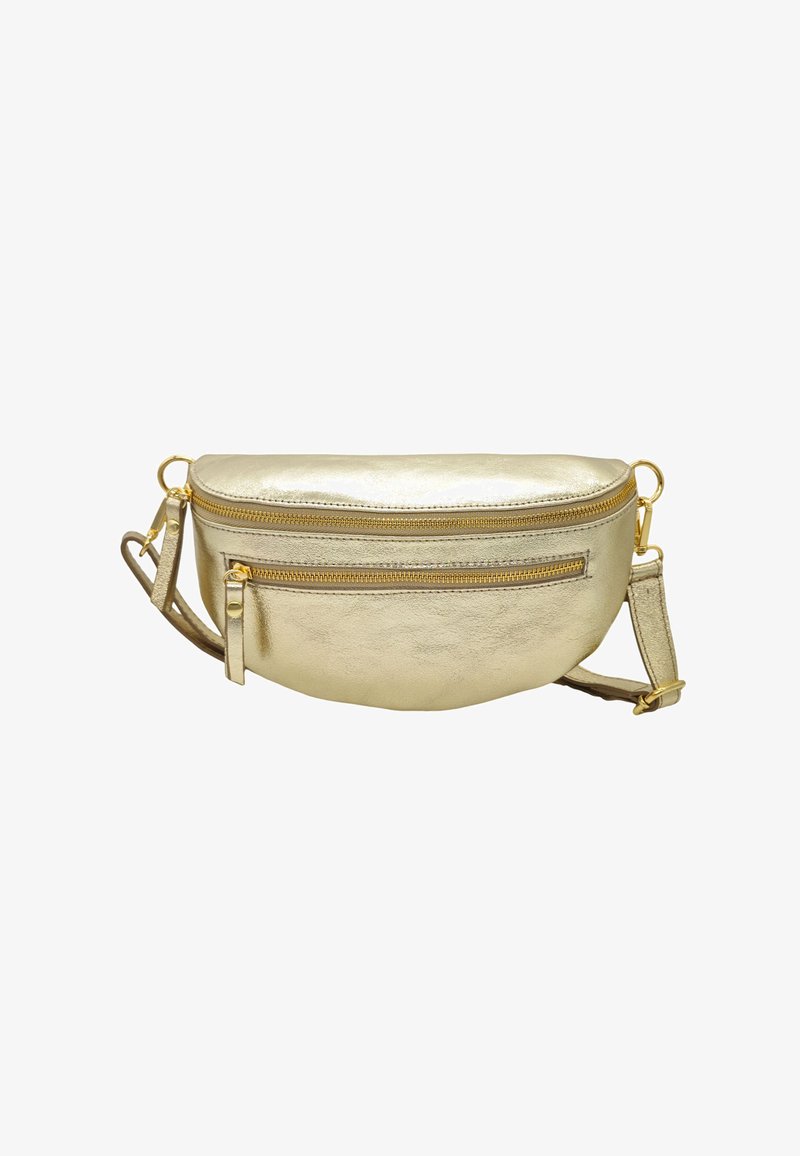Sac à bandoulière en métal doré en forme de demi-lune, avec deux compartiments zippés et une bandoulière amovible. Texture lisse, quincaillerie minimale.