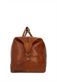 Braune Leder-Wochenendtasche mit oberem Reißverschluss, Griffschlaufe sowie Metallring- und Knopfdetail vor weißem Hintergrund.