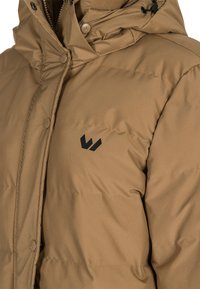 Brun polstret jakke med høj krave, lynlås og trykknaplukninger samt en sort logoaccent. Materialet har en glat tekstur.