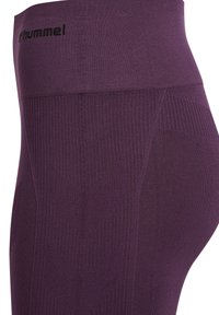 Lila sportliche Leggings mit hohem Bund, die über eine gerippte Textur und geometrische Muster für zusätzliche Designdetails verfügen.