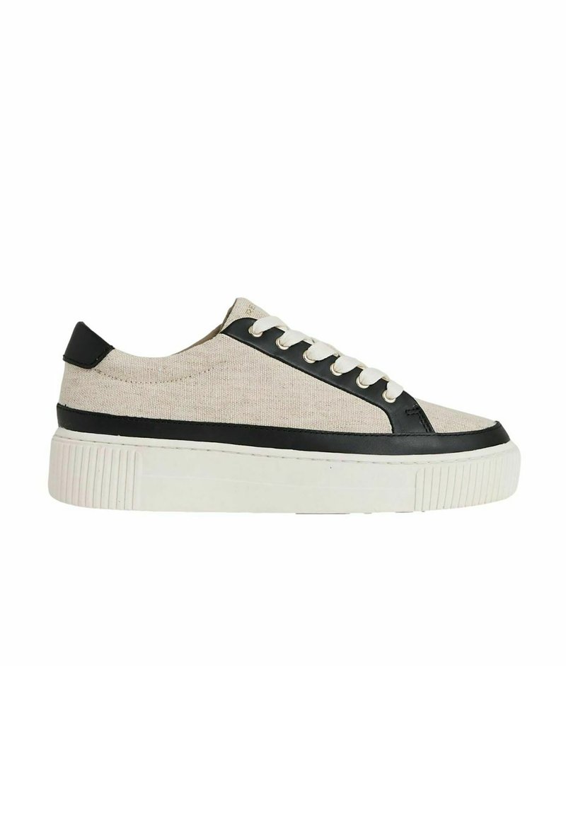 Beige stoffen sneaker met een zwarte accentband, witte rubberen zool en een vetersluiting met zes oogjes en geweven details.