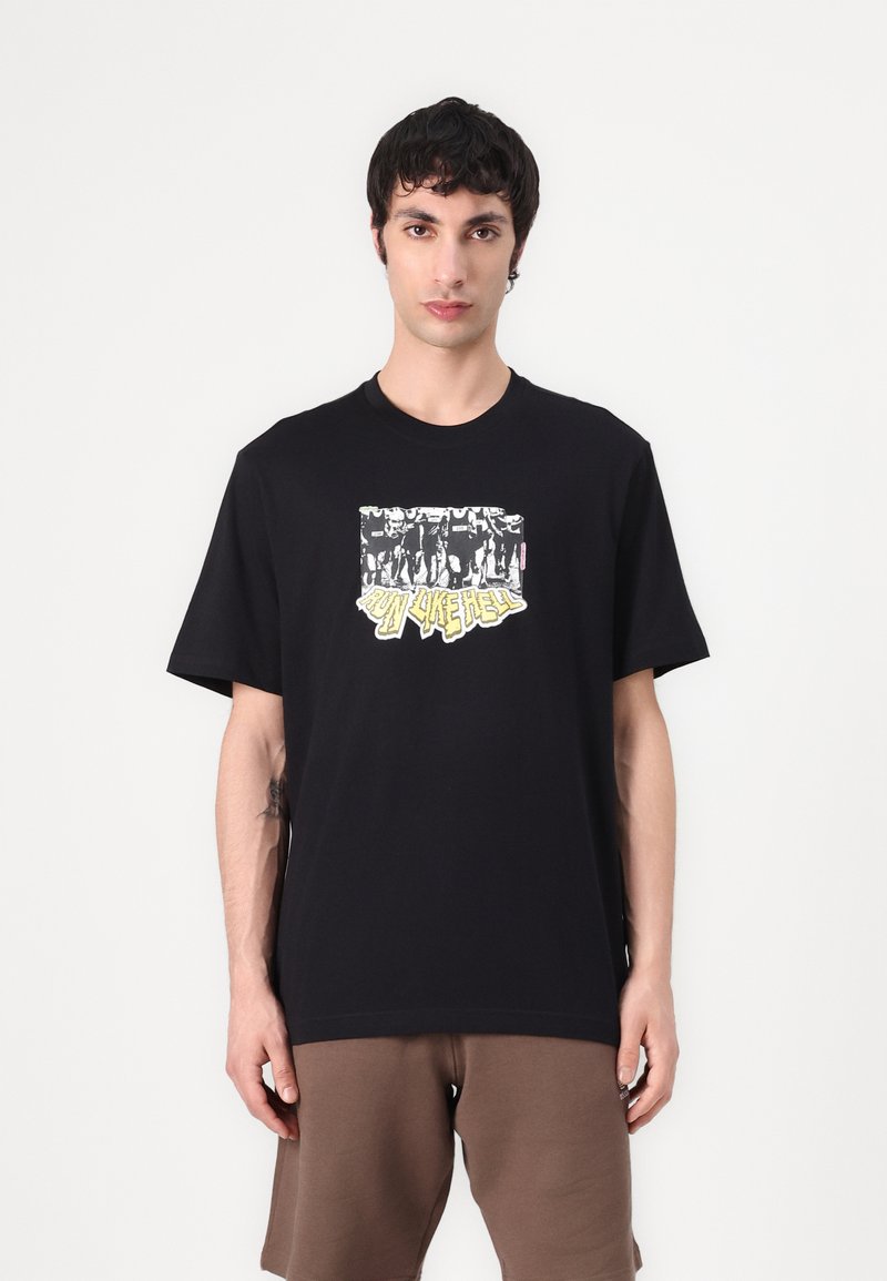 Zwarte katoenen t-shirt met korte mouwen waarop een grafische print van figuren en de tekst "RUN LIKE HELL" in geel en wit staat.