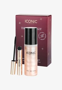Iconische Londen cosmetica set bevat een doorzichtige sprayfles met een zwarte dop, een gouden mascara-tube en een bordeauxrode doos met witte tekst en sterren.