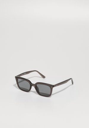 Gafas de sol rectangulares marrones con lentes gris oscuro, que presentan acentos metálicos en la montura y un acabado brillante. Logotipo en la patilla.
