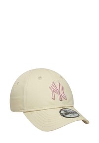 Beige Baseballcap aus Baumwolle mit gebogenem Schirm, versehen mit einem rosa gestickten NY-Logo auf der Vorderseite und einem Größenetikett am Schirm.