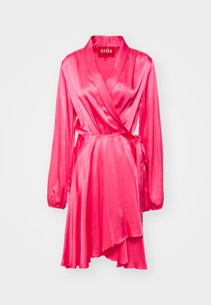 Roze satijnen wikkeljurk met lange mouwen, V-hals en een strikceintuur. Heeft een vloeiende rok met een asymmetrische zoom. Soepele textuur.