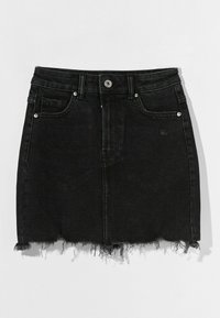 Gonna di denim nera con orlo sfrangiato, cinque tasche e chiusura frontale con bottoni. Classica forma a linea ad A con dettagli di cuciture sottili.