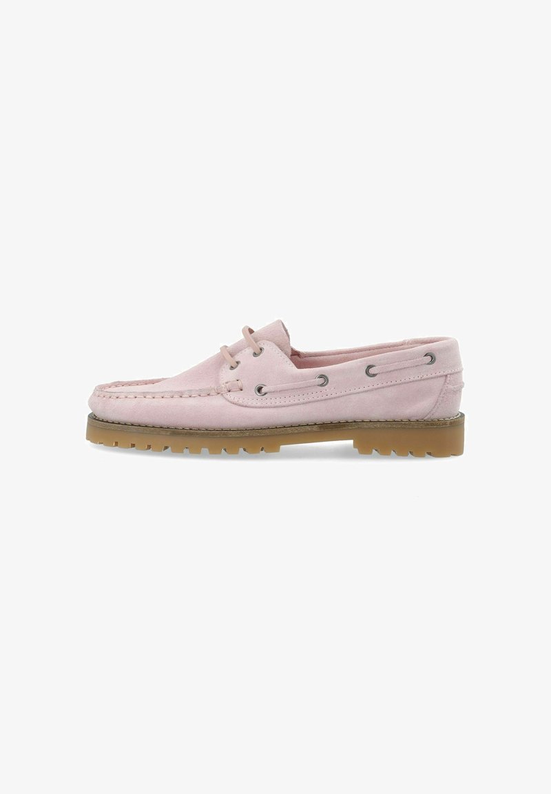 Mocasin de ante rosa con parte delantera de cordones, ojales de metal y suela de goma marrón que presenta un patrón texturizado.
