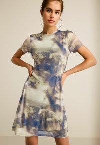 Next CORSET DETAIL PETITE. - Vabalt langev kleit - blur scenic print