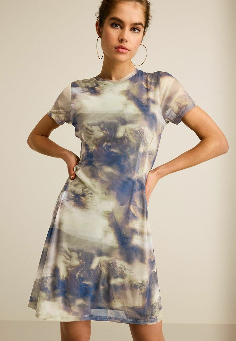 Next CORSET DETAIL PETITE. - Vabalt langev kleit - blur scenic print