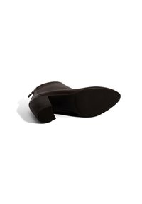 Zwarte leren enkellaars met een gestructureerde rubberen zool, een zijrits en een licht gebogen hak. Glad bovenmateriaal met minimale details.