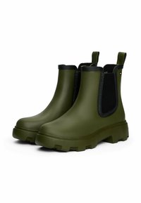 Een paar olijfgroene enkellaarsjes voor de regen met dikke zolen en zwarte elastieken zijpanelen op een witte achtergrond.