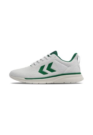 Biały sportowy sneaker z zielonym logo w kształcie szewrona, zielonym podszyciem i białymi sznurowadłami, zaprojektowany z myślą o lekkim komforcie i wsparciu.