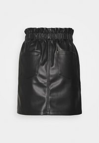 Schwarzer Leder-Minirock mit elastischem Bund, zwei Gesäßtaschen, glatter Textur und schlichtem Design.