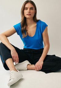 Next PREMIUM  RICH SCOOP NECK -REGULAR FIT - Jednoduché tričko - blue