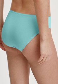 Lichtblauwe hooggesneden slip met een gladde, elastische textuur en afgewerkte randen, met een ontwerp voor gematigde dekking voor comfort.