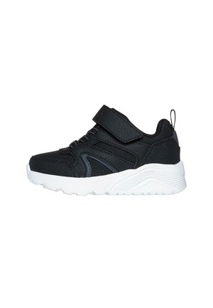 Zapatos deportivos negros con un acabado texturizado, correa de Velcro, cuello acolchado y suela blanca; presenta perforaciones para la transpirabilidad.