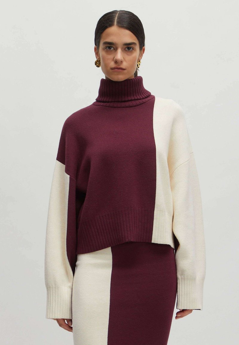 Bordeaux- und cremfarbener Rollkragenpullover mit geripptem Textil, cropped Design und langen Ärmeln, kombiniert mit einem passenden, eng anliegenden Rock.