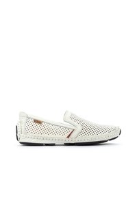 Hvid slip-on sko lavet af perforeret læder med en kontrasterende rød accent, stikninger og en sort ydersål.