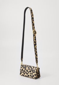 Torebka listonoszka w panterkę o wyraźnej formie, z czarnym paskiem i złotymi detalami. Wykonana z teksturowanego materiału.