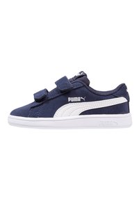 Zapatillas de ante azul marino con detalles en blanco, correas de Velcro y una suela de goma que presenta el logo de Puma en el lateral y en la lengüeta.