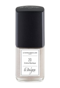 Cremefarbener Nagellack in einer klaren Glasflasche mit mattschwarzem Deckel. Das Etikett hat einen weißen Hintergrund mit schwarzem Text und Akzenten.
