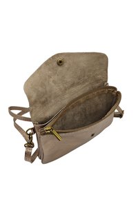 Petit sac en cuir beige à bandoulière avec une fermeture à pression magnétique, une poche zippée et une bandoulière amovible. Matériau intérieur en daim doux.