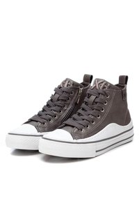 Zapatillas altas de tela gris oscuro con punta y suela de goma blanca, que cuentan con una cremallera lateral y un detalle de raya gris en contraste.