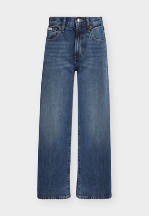 Jean en denim bleu coupe droite avec fermeture devant par bouton et zip, passants pour ceinture, et style cinq poches.