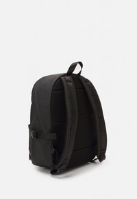 Czarny plecak z gładką powierzchnią, wyściełanym siatką tylnym panelem, regulowanymi paskami i zapięciem z przodu. Prosty design, odpowiedni do codziennego użytku.