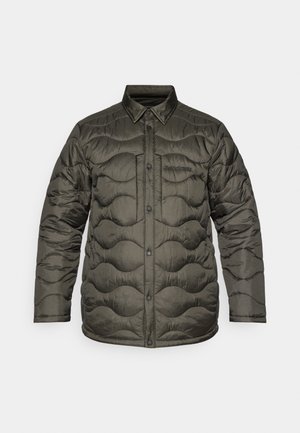 Steppjacke in Dunkelgrün mit gewelltem Design, einem Kragen und Druckknopfverschlüssen vorne.