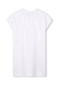 Camisa blanca de manga corta con una textura suave, que presenta un sutil patrón de puntos y un cuello redondo. Adecuada para el uso informal.