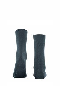 Ciemnoszare skarpety do kostek o gładkiej fakturze, z prążkowanym ściągaczem i subtelnym logo z boku. Prosty design, odpowiedni do noszenia na co dzień.