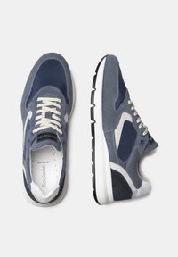 Baskets en daim bleu avec des accents blancs, une semelle rembourrée, un laçage, et un logo embossé sur la languette. Panneaux texturés pour un soutien.