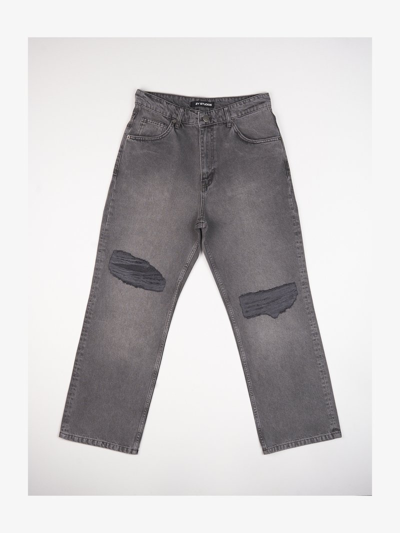 Szürke farmernadrág egyenes szabással, két kopott térdpattal és klasszikus öt zsebes kialakítással.