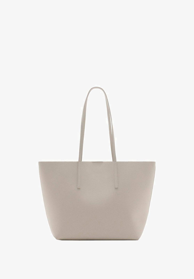 Borsa tote beige con una superficie liscia, manici allungati e un design minimalistico con apertura ampia, adatta per l'uso quotidiano.
