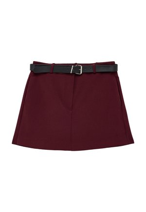 Ciemnoczerwona spódnica w kształcie litery A z bocznymi kieszeniami i czarnym paskiem z srebrną klamrą, ułożona płasko na białym tle.