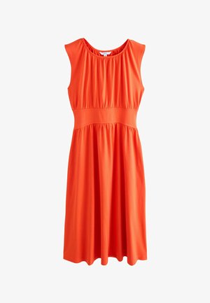 Robe sans manches orange vif longueur genou avec taille froncée et encolure ronde en tissu léger.