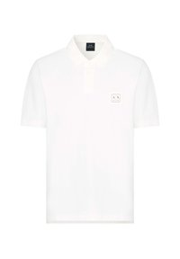 Witte poloshirt gemaakt van ademend materiaal, met een klassieke kraag, korte mouwen en een klein logo op de linkerborst.