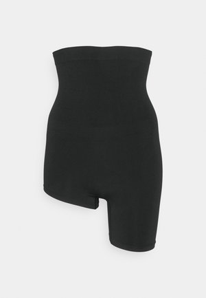 Shorts sculptants noirs taille haute avec une texture lisse, présentant un ourlet asymétrique et sans coutures ni éléments en métal visibles.