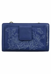 Blauwe leren portemonnee met bloemen- en vlindergravures, met een voorflap en subtiele textuur. Compact, rechthoekig ontwerp.