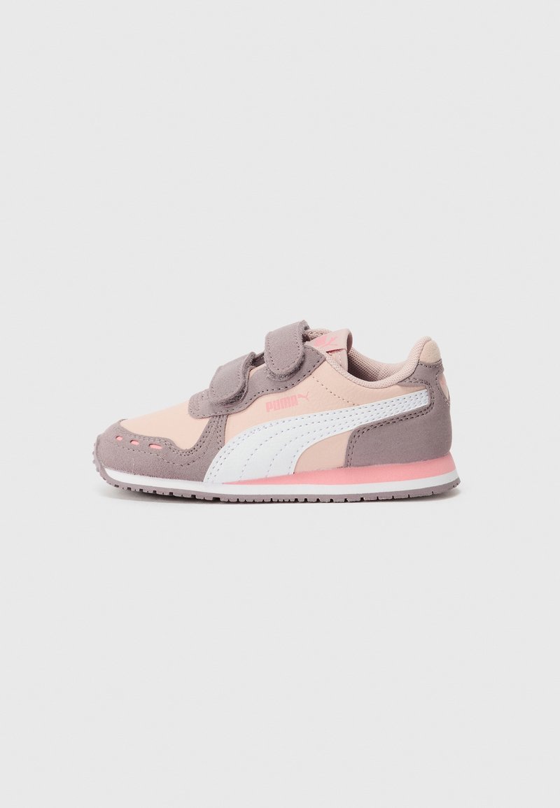 Baskets enfant Puma rose et grises avec bande blanche, double fermeture velcro et détail rose sur la semelle, sur fond neutre.