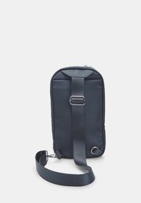 Borsa a tracolla nera in tessuto, forma rettangolare, tracolla spessa, chiusura con zip, dettaglio cucito sulla parte superiore, accentuazione in metallo per la regolazione della lunghezza.