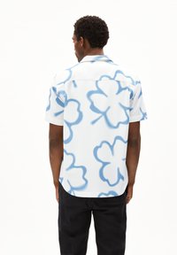 Korte mouwen overhemd van lichtgewicht stof, met een witte basis en grote blauwe bloemenpatronen, en een rechte zoom.
